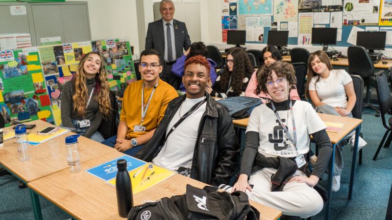 Alunos do DF começam aulas em College Britânico