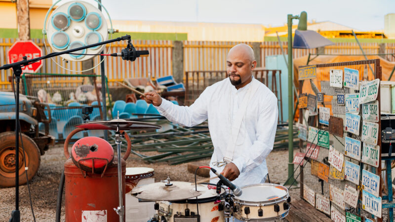 Oficinas para construir instrumentos com materiais reciclados