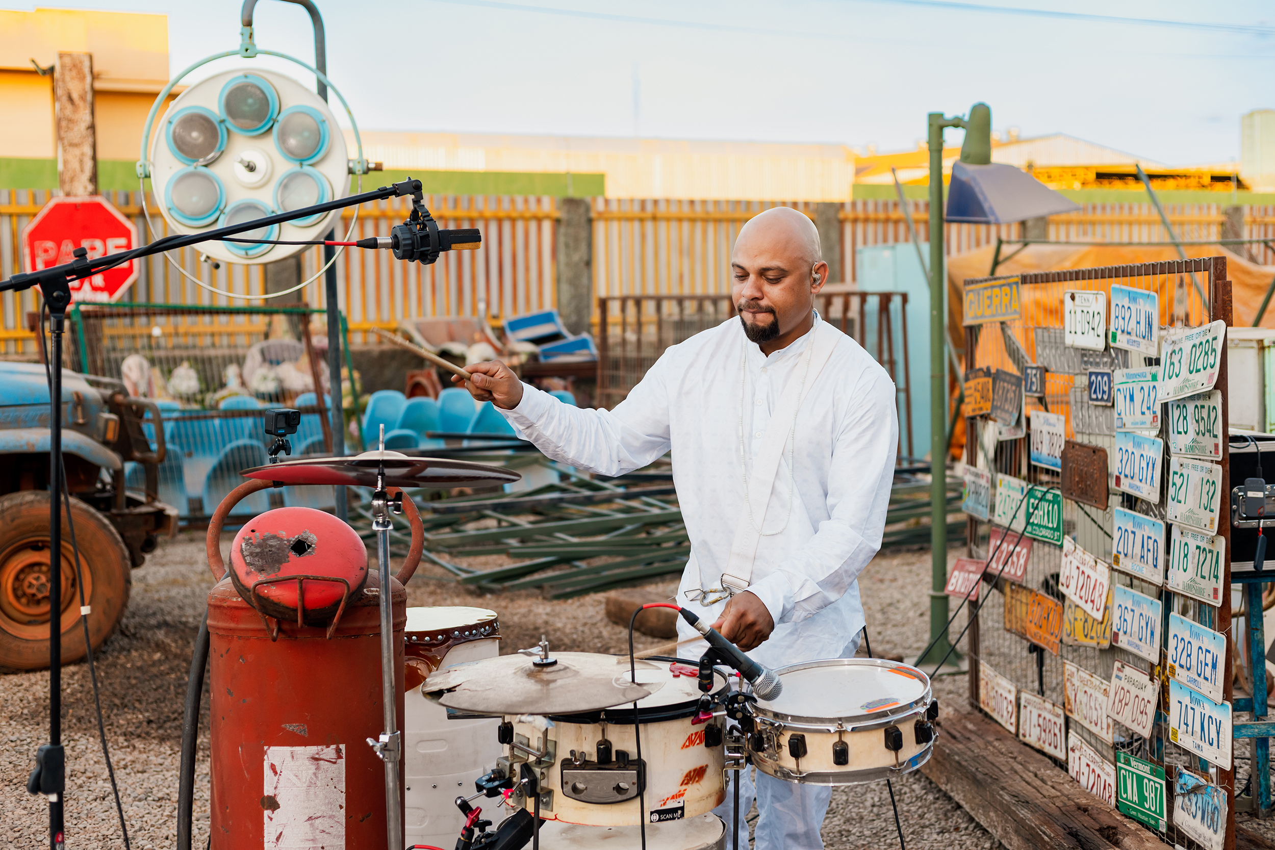 Oficinas para construir instrumentos com materiais reciclados