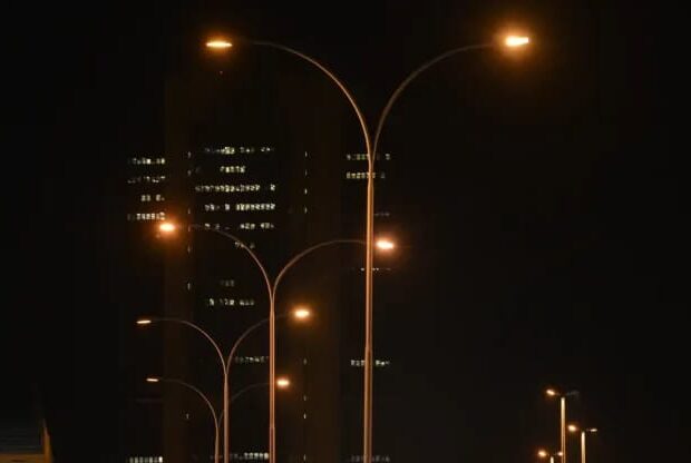 Passarela do Lúcio Costa, no Guará, recebe nova iluminação antifurto