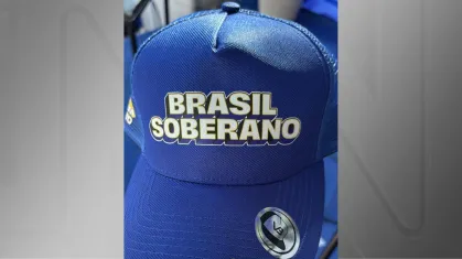 Brasil Soberano: bonés com lema são distribuídos no desfile