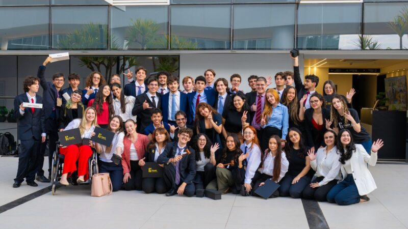 Estudantes do ensino médio brilham em simulação da ONU