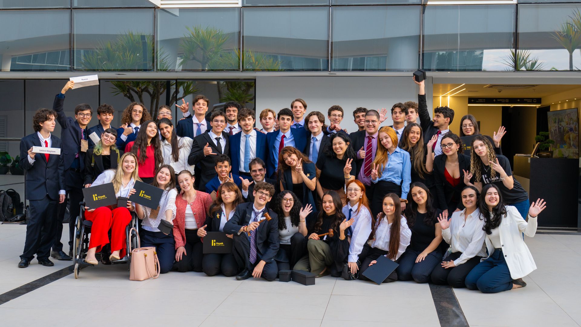 Estudantes do ensino médio brilham em simulação da ONU