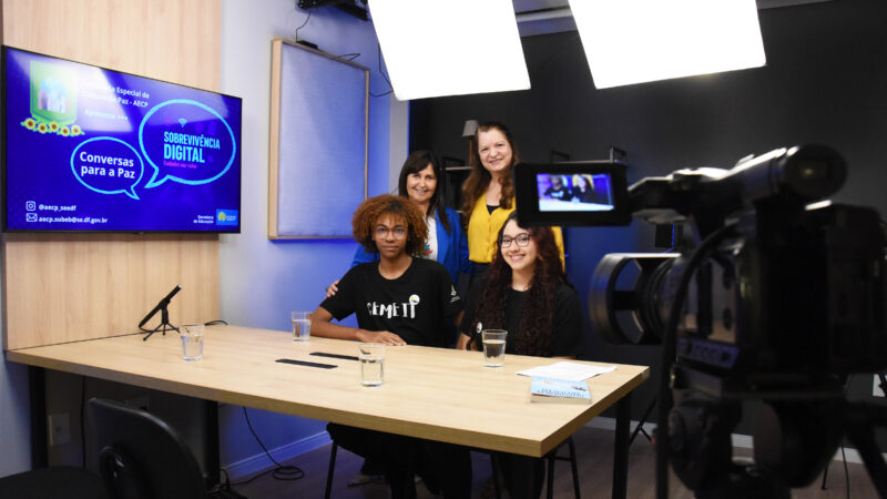 Alunos debatem uso consciente das redes em podcast