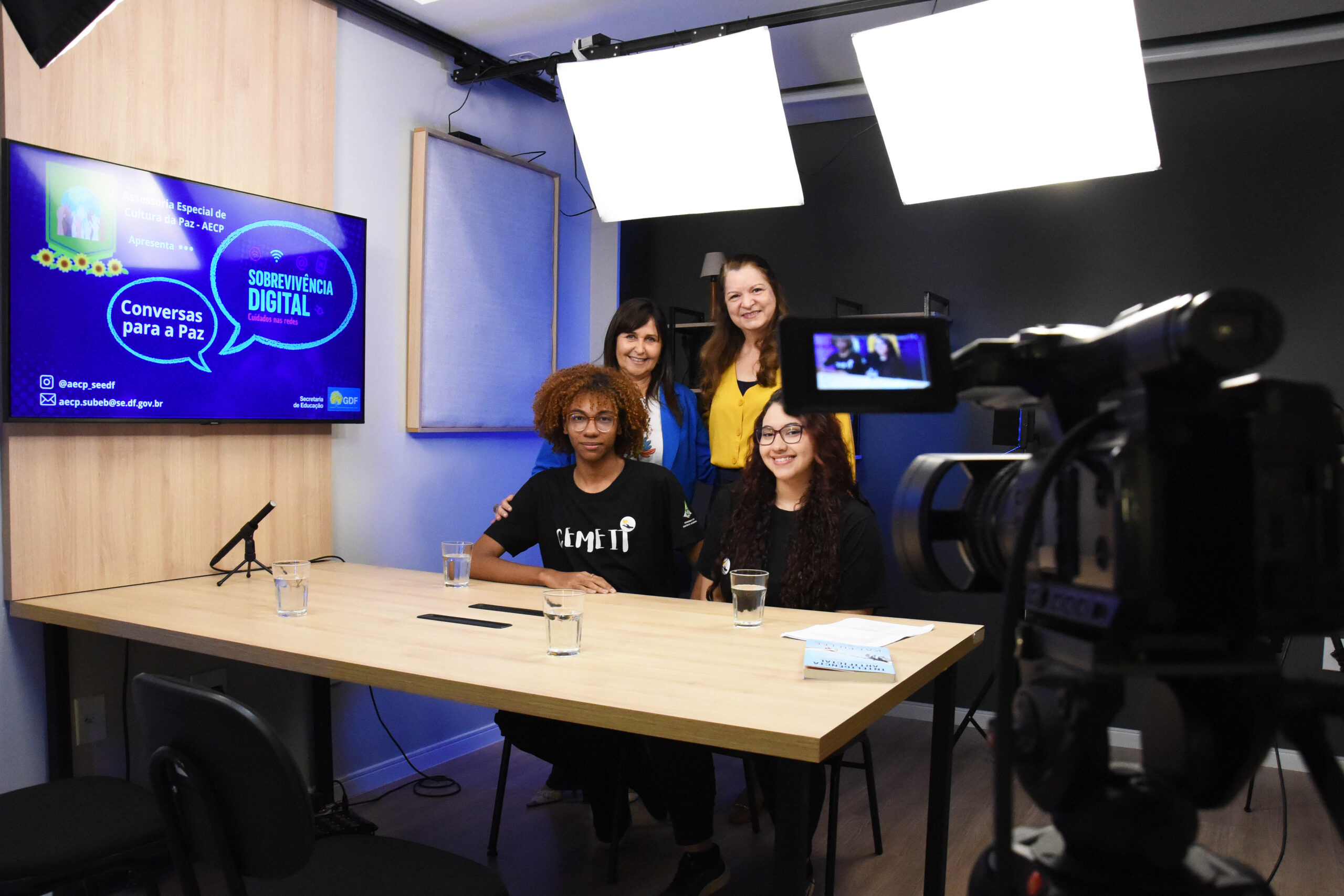 Alunos debatem uso consciente das redes em podcast