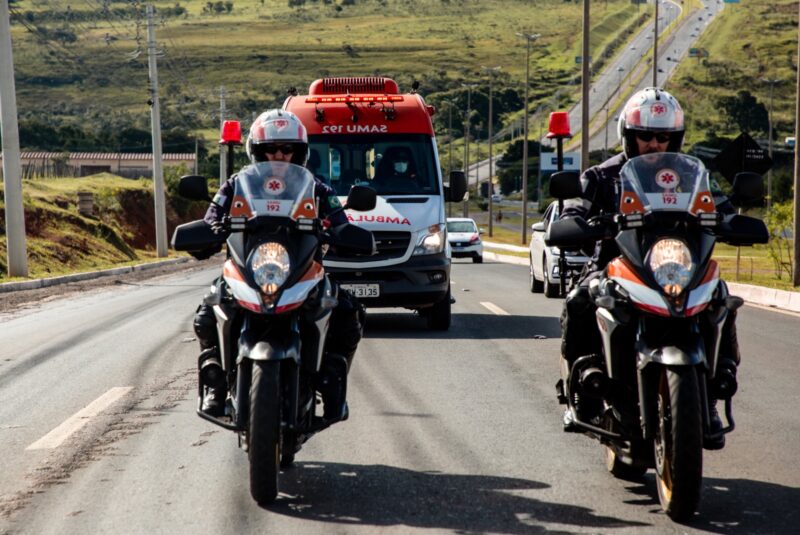 O auxílio de motociclistas batedores do Samu foi fundamental para que o trajeto até o Hospital de Base (HBDF) fosse feito com agilidade. Foto: Ualisson Noronha/Agência Saúde DF
