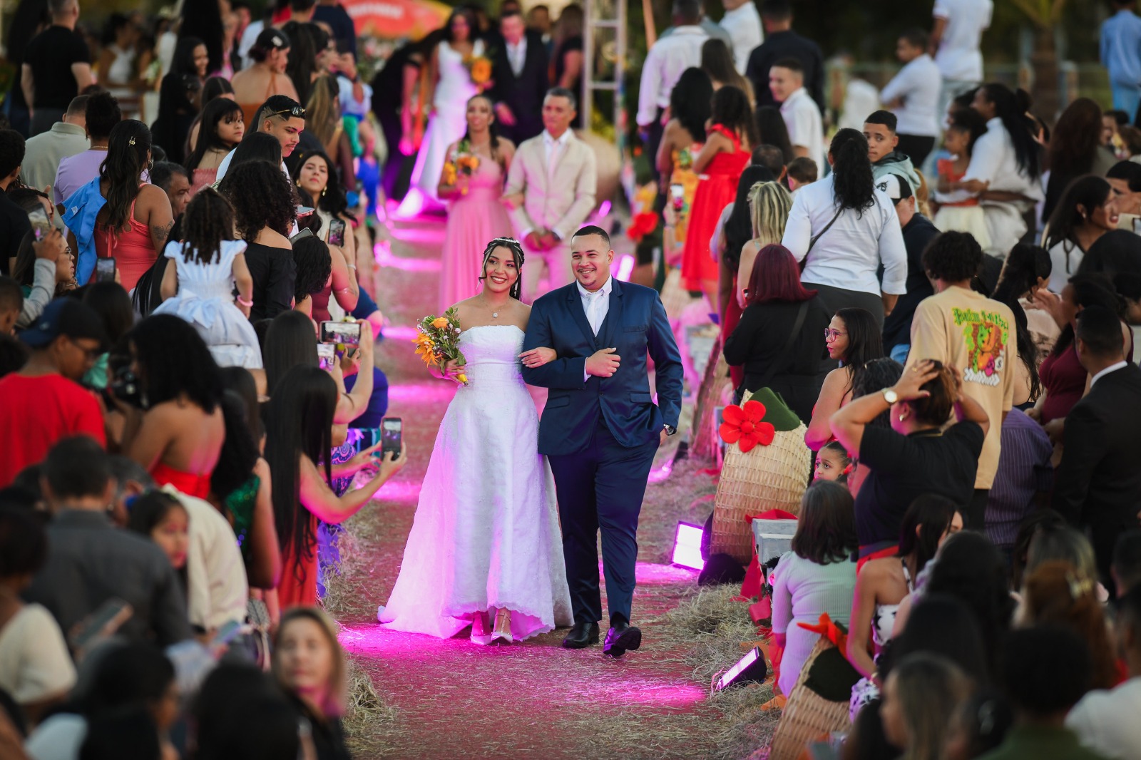 A Primavera do Amor: 100 casais se casam na Concha Acústica