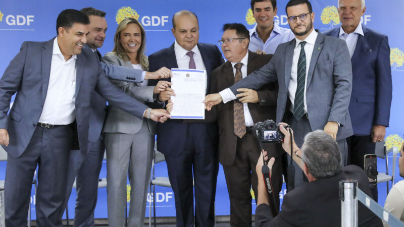 GDF entrega 182 escrituras e contratos para empresas do DF