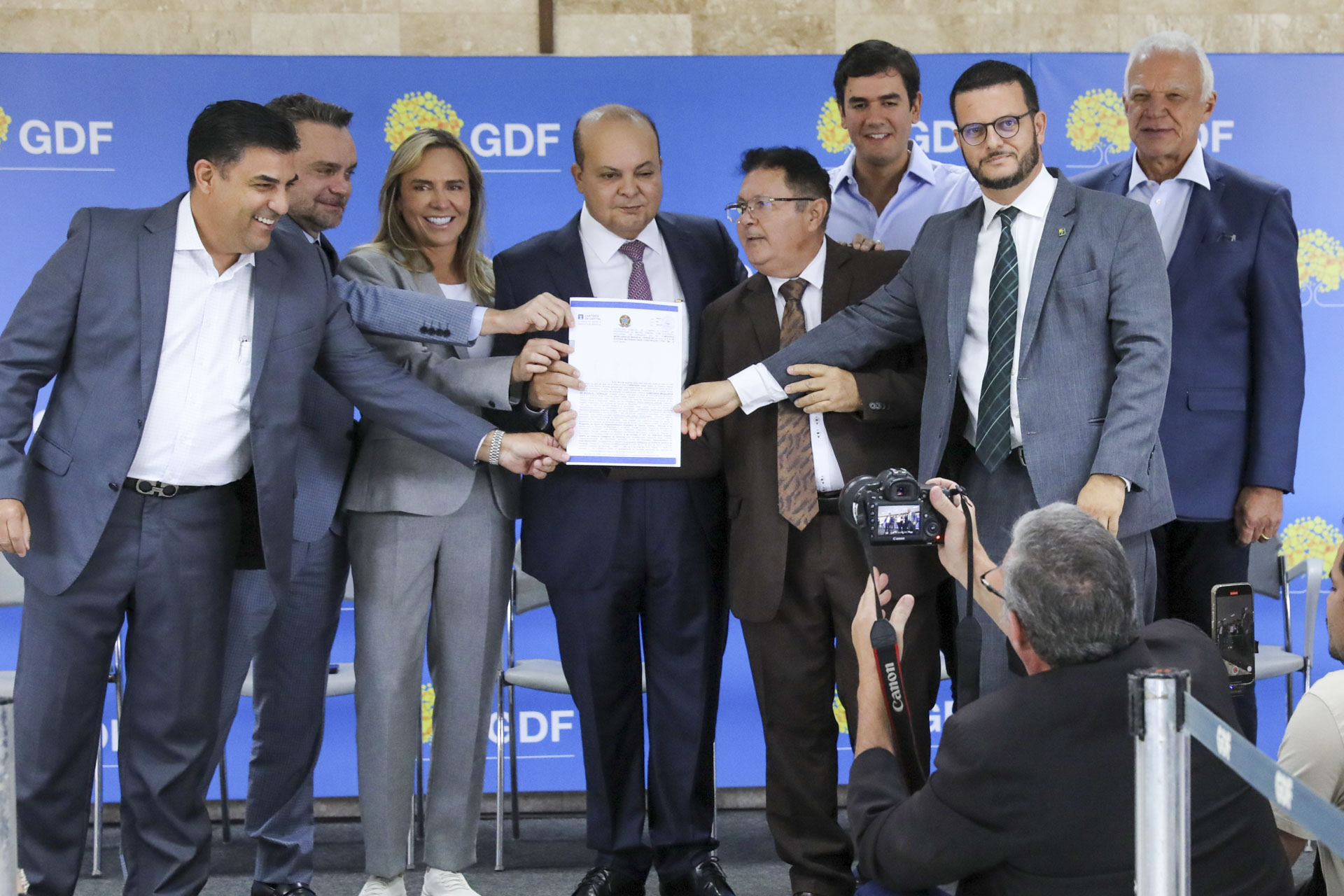 GDF entrega 182 escrituras e contratos para empresas do DF