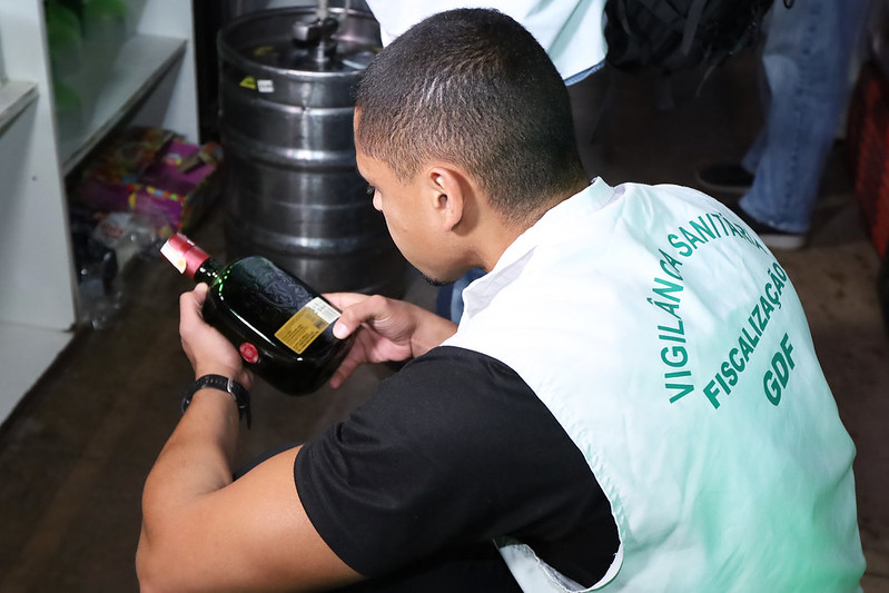 Vigilância Sanitária fecha laboratório clandestino de bebidas