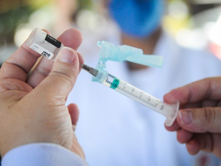 Vacinação completa para toda família neste domingo (26)