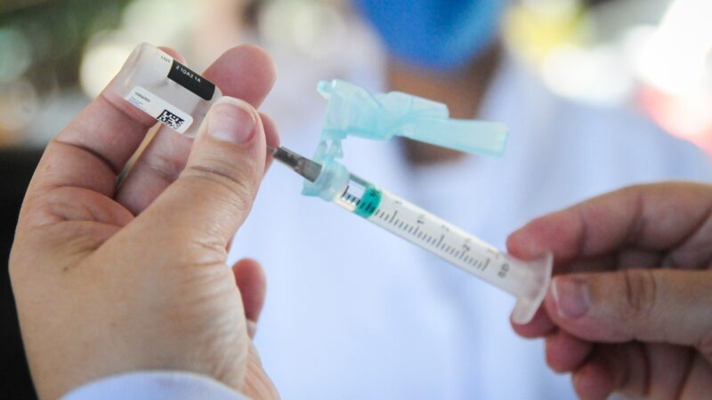 Vacinação completa para toda família neste domingo (26)