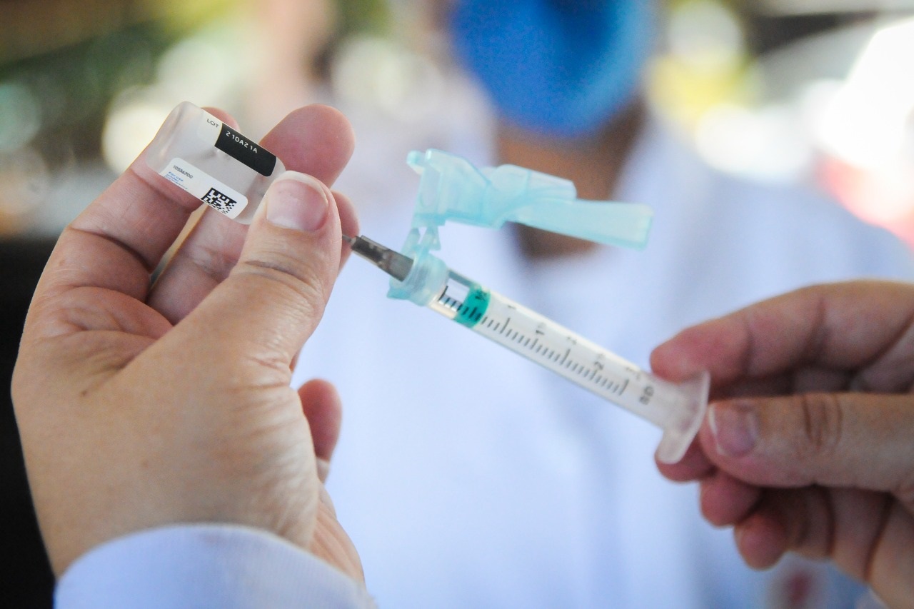 Vacinação completa para toda família neste domingo (26)