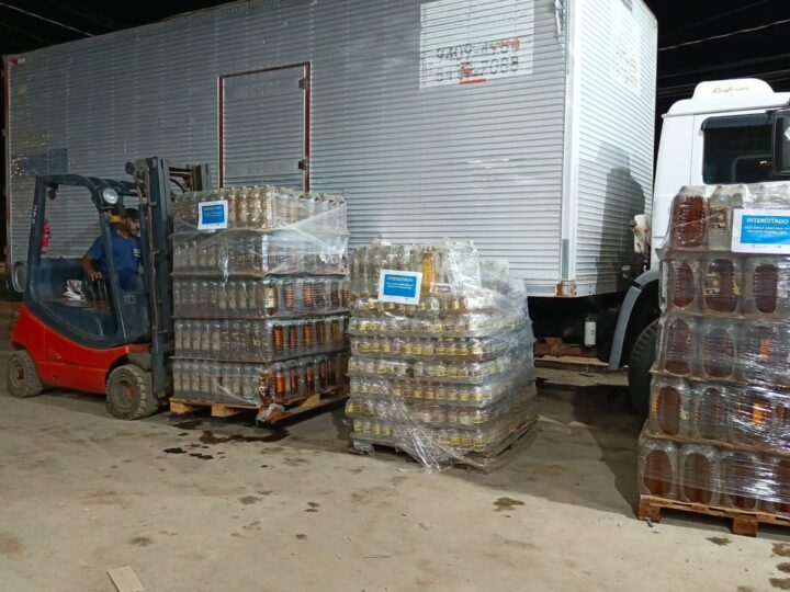 Vigilância Sanitária retira 8 mil litros de bebidas irregulares de circulação