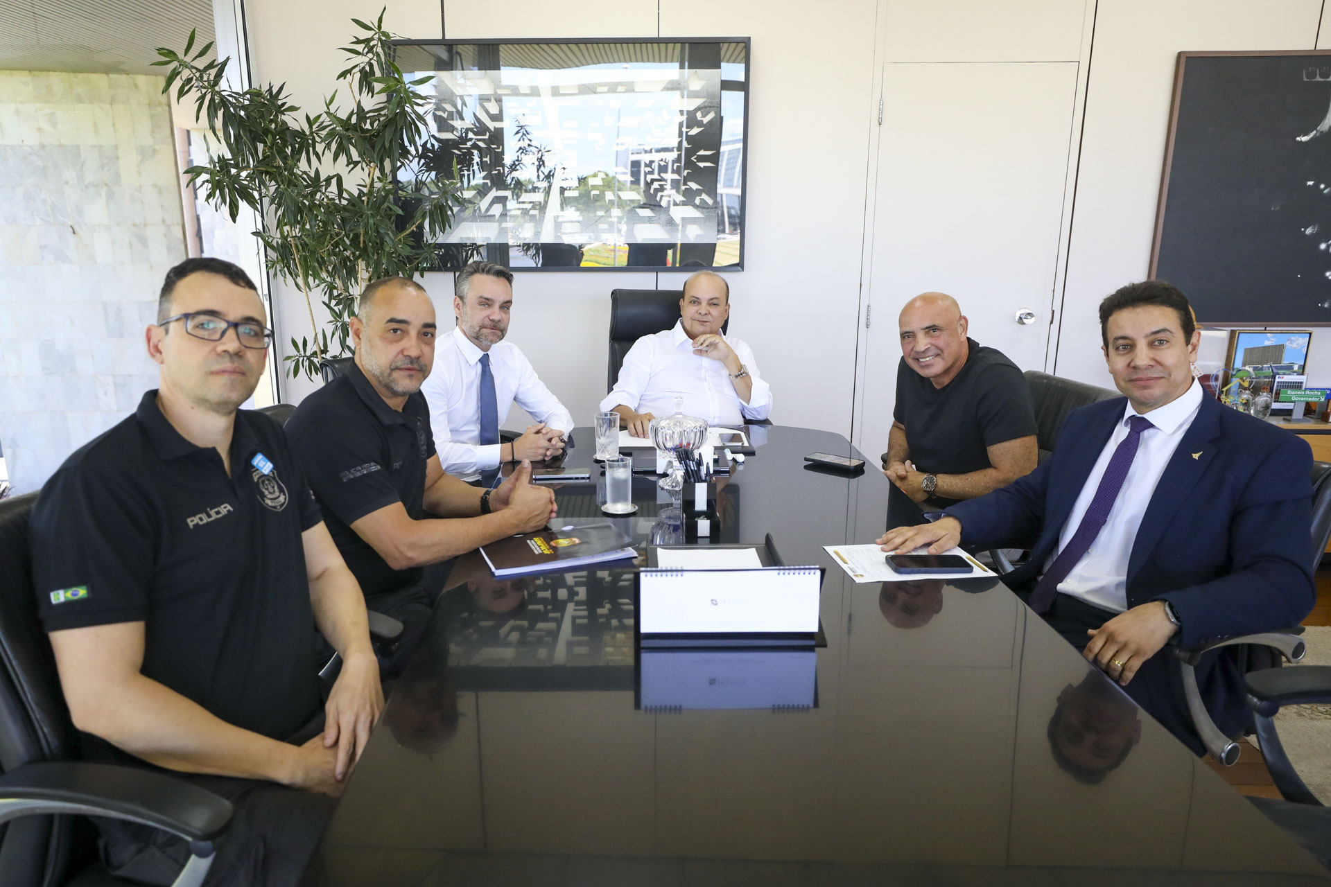 Ibaneis envia proposta de reajuste para Policiais Penais do DF