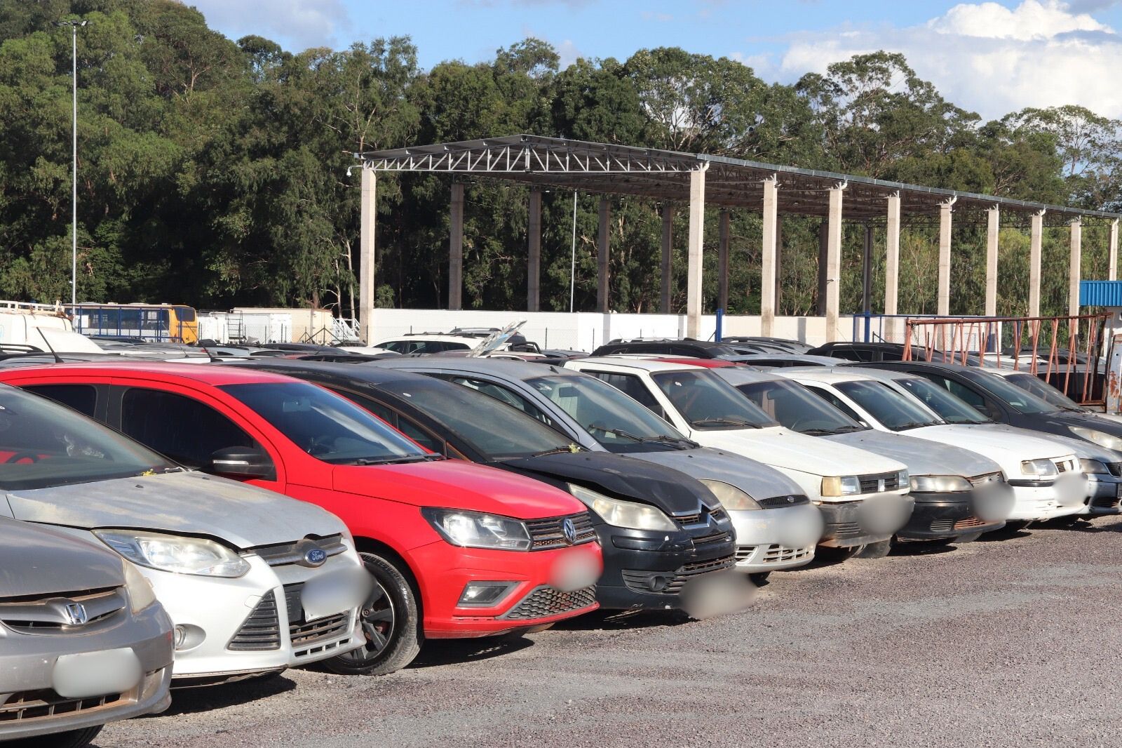 Leilão de veículos e sucatas do Detran-DF com lances a partir de R$ 400