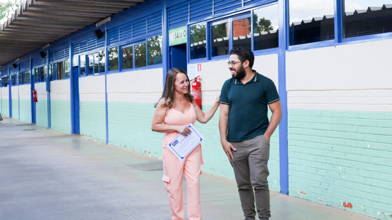 Ex-aluno reencontra professora 25 anos depois em Taguatinga