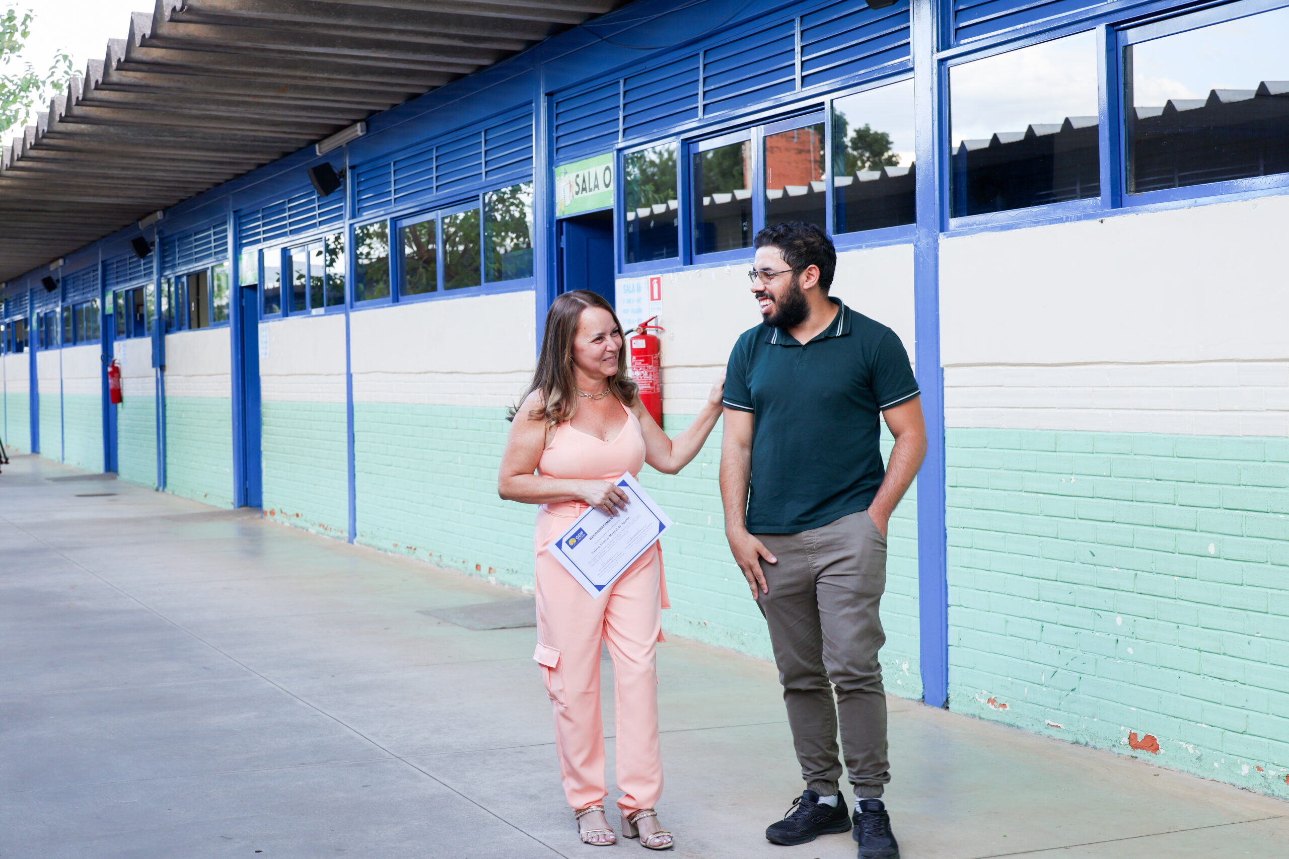 Ex-aluno reencontra professora 25 anos depois em Taguatinga