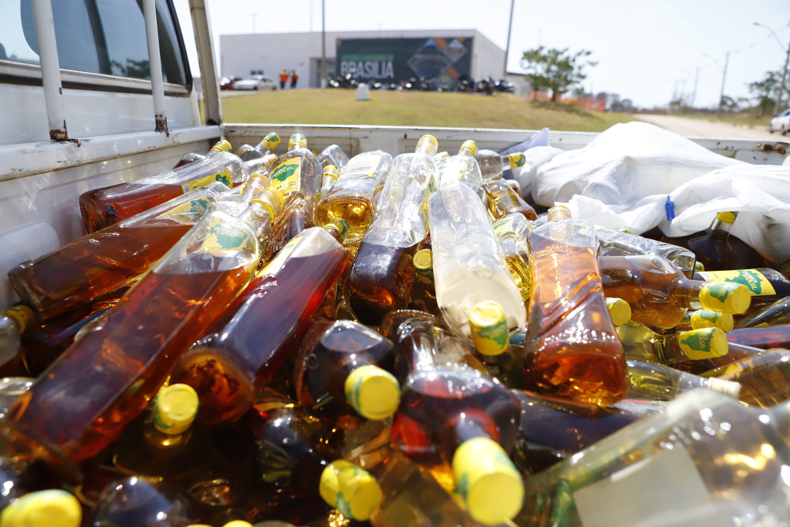Vigilância Sanitária elimina mais de 15 mil litros de bebidas irregulares