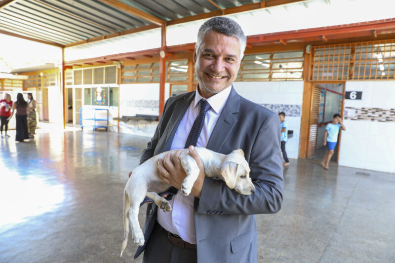Cristiano Lopes da Cunha: "Temos os animais querendo uma casa nova e vemos na escola uma grande integração entre o estudante e o animal. Estar aqui é muito gratificante, ver o carinho das crianças, o respeito pela Milla. Acho que toda escola deveria pensar em ter um projeto como esse”
