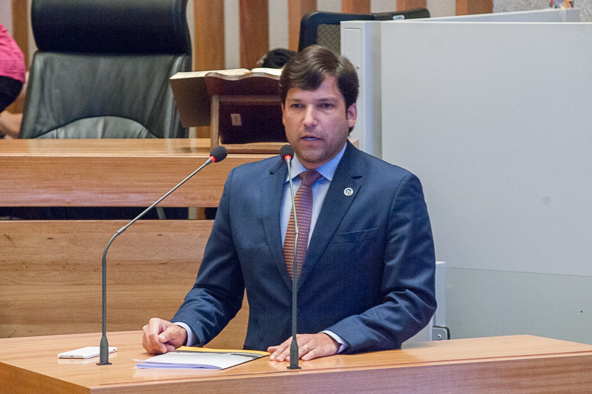 Deputado Robério Negreiros destina quase R$ 2 milhões em emendas