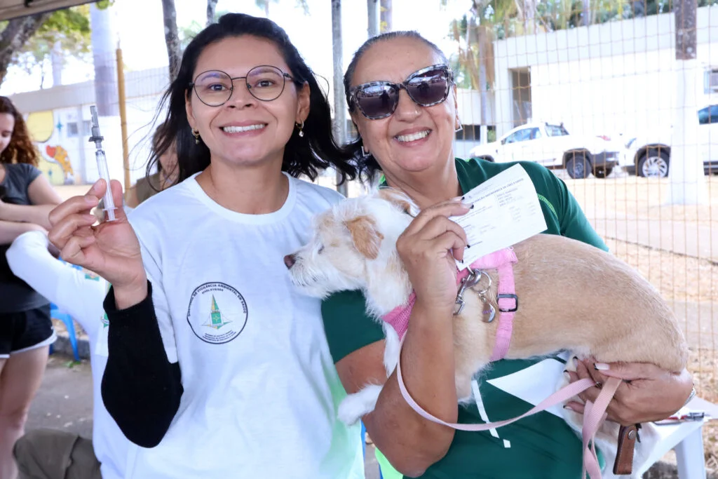 Sábado é dia de vacinação contra a raiva para cães e gatos no DF!