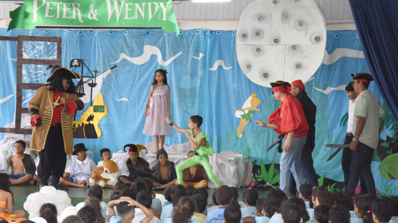 Projeto inovador une teatro, arte e estudo em escola no Paranoá