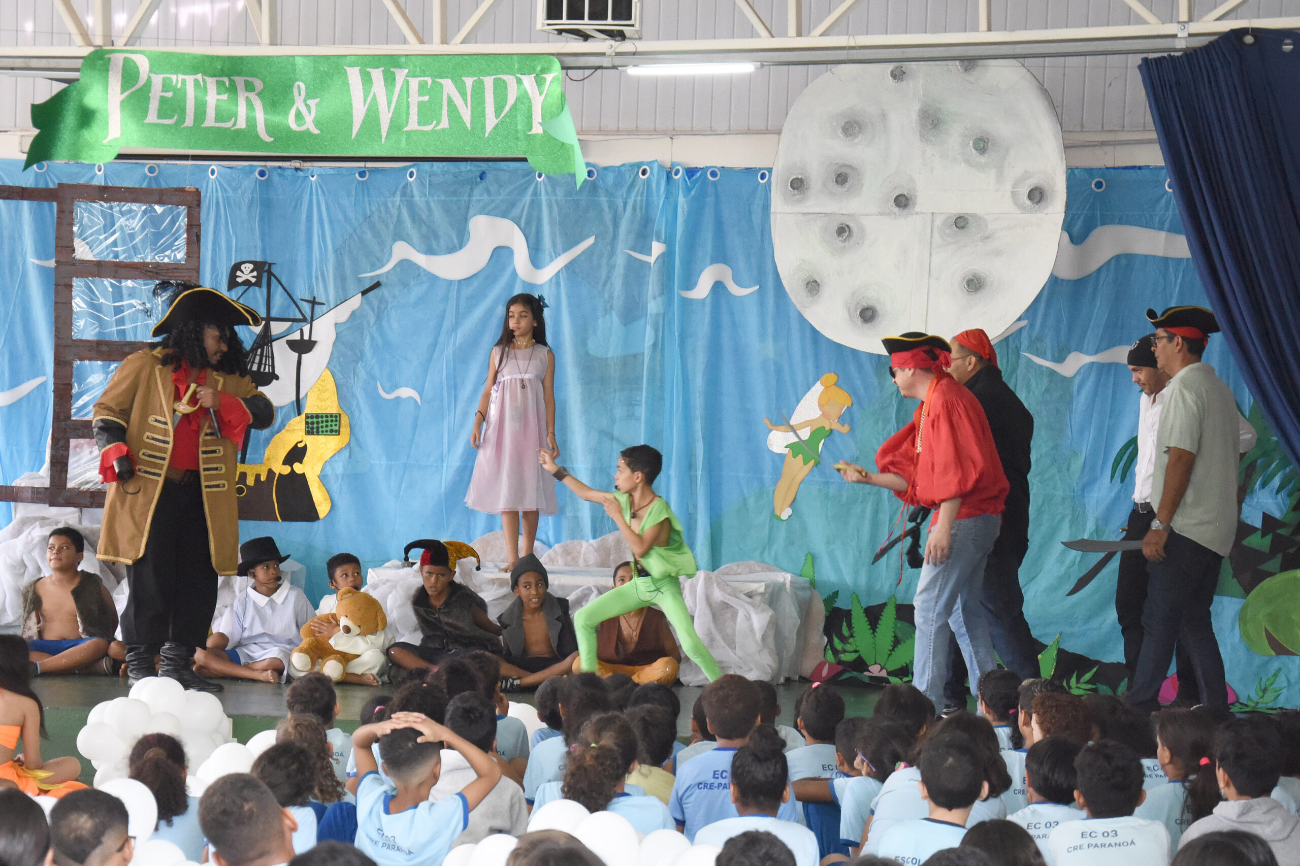 Projeto inovador une teatro, arte e estudo em escola no Paranoá