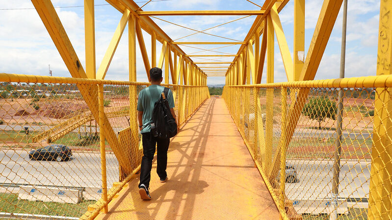 Novas passarelas aéreas garantem travessia mais segura no DF