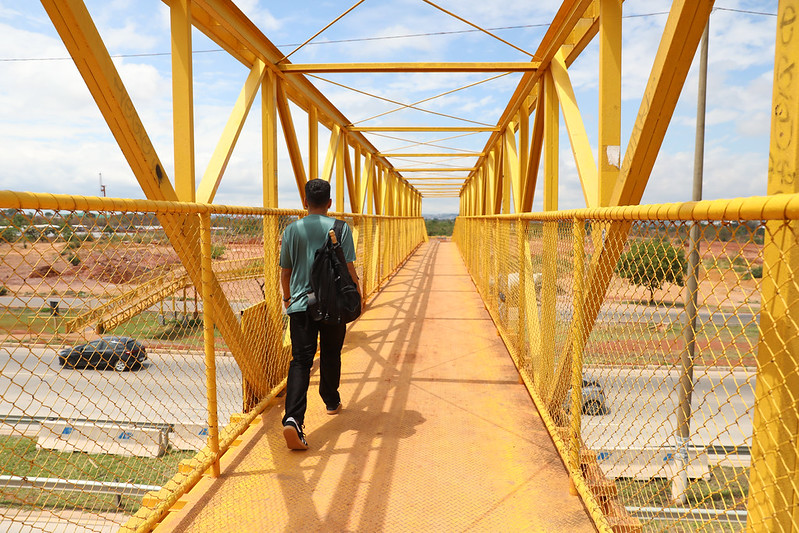 Novas passarelas aéreas garantem travessia mais segura no DF