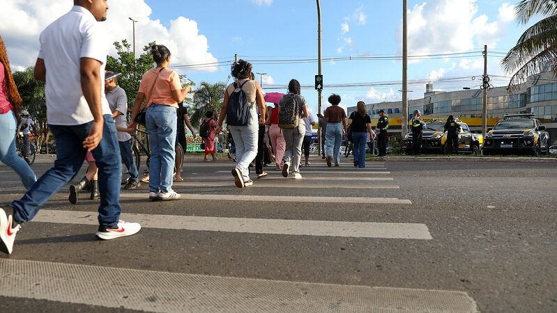 DER-DF orienta pedestres para travessia segura