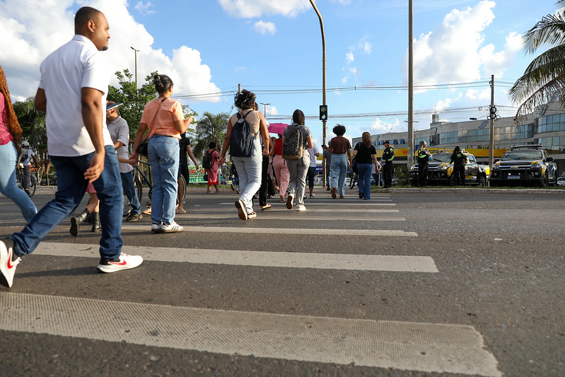 DER-DF orienta pedestres para travessia segura