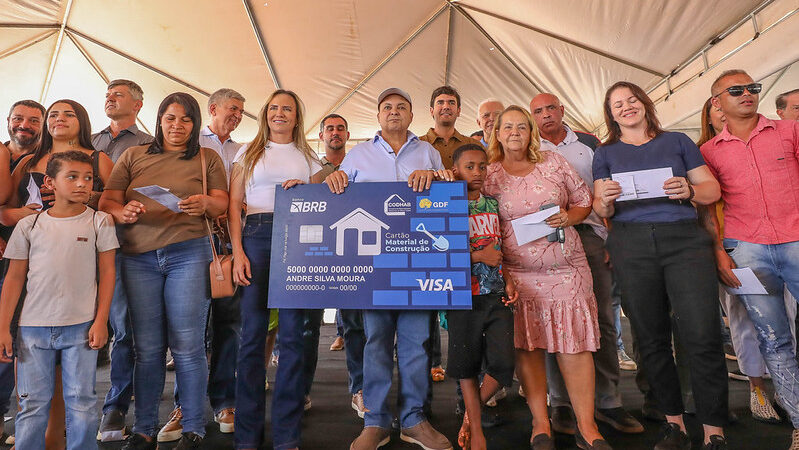 GDF entrega Cartão Material de Construção a 45 famílias da Estrutural