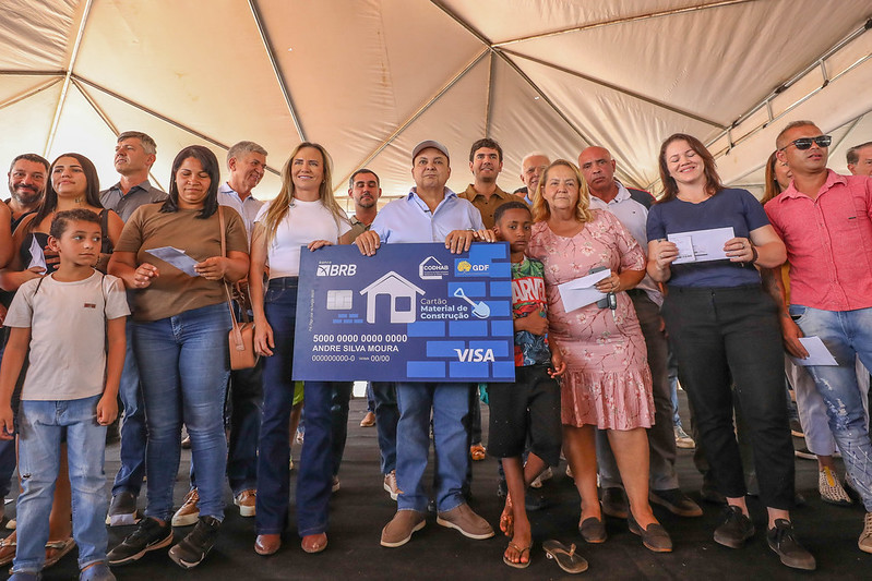 GDF entrega Cartão Material de Construção a 45 famílias da Estrutural