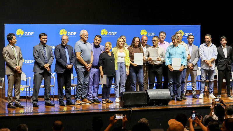 GDF entrega mais de mil escrituras e acelera regularização no DF