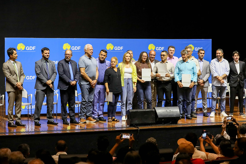 GDF entrega mais de mil escrituras e acelera regularização no DF