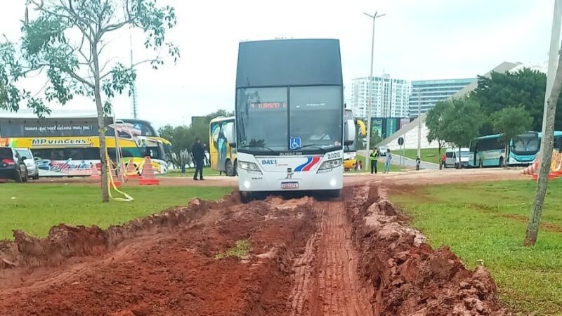 Novacap inicia recuperação de gramado após invasão de ônibus