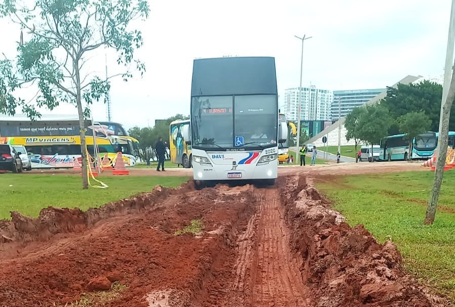 Novacap inicia recuperação de gramado após invasão de ônibus