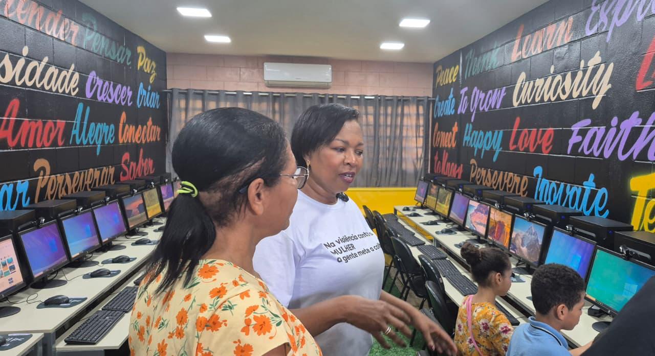 Doutora Jane inaugura laboratório de informática no Itapoã