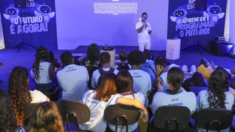 IA promove inclusão digital para 1,6 mil alunos do DF