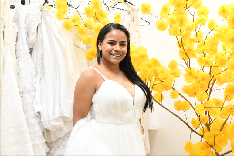 Casais do Casamento Comunitário escolhem trajes para o grande dia