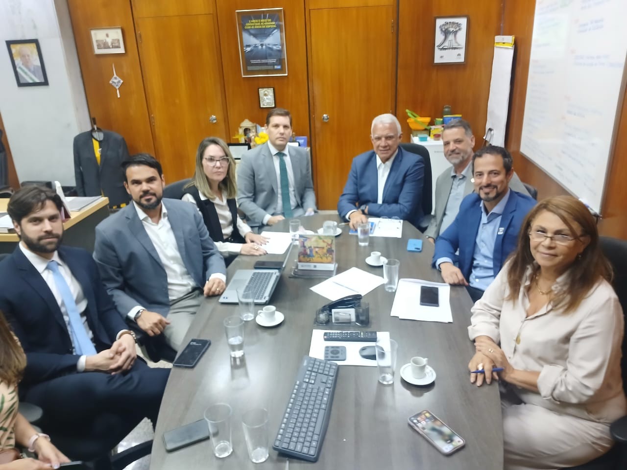 GDF media reunião sobre postes e internet no DF!