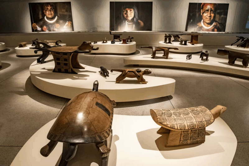 A exposição Bancos Indígenas do Brasil – Rituais apresenta mais de 600 obras de 51 etnias, criando um diálogo vivo entre tradição, arte e sustentabilidade | Foto: Divulgação 