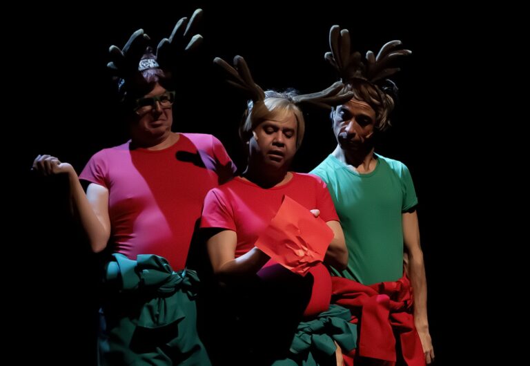 A famosa Cia. de Comédia Os Melhores do Mundo apresenta o espetáculo "Dingou Béus" nos dias 20 e 21 de dezembro, no Teatro Royal Tulip