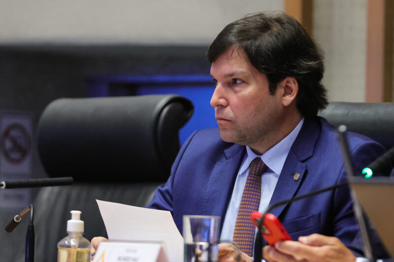 A nova norma, de autoria do deputado Robério Negreiros, busca coibir condutas abusivas e discriminatórias praticadas contra passageiros 