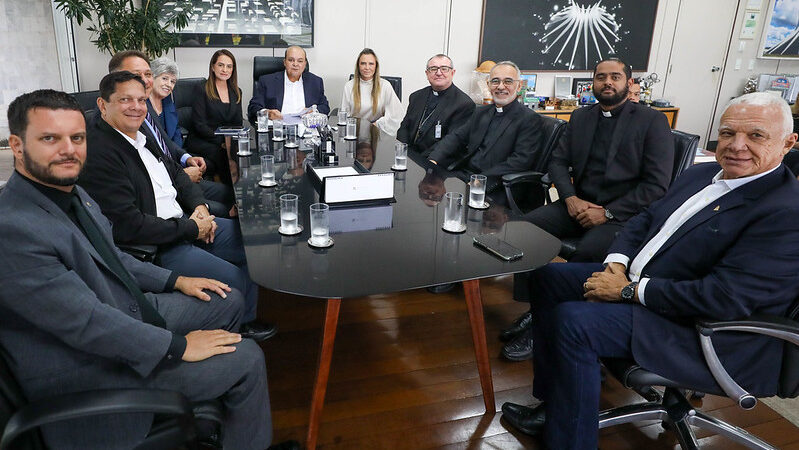 GDF entrega escritura ao Seminário Redemptoris Mater