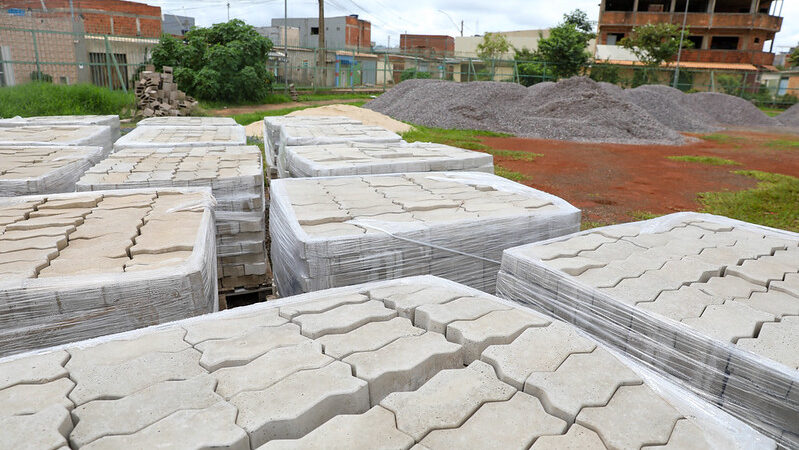 Estrutural ganha ruas com bloquetes e fachadas pintadas