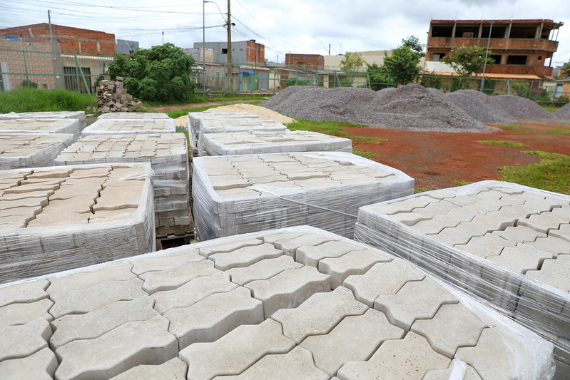 Estrutural ganha ruas com bloquetes e fachadas pintadas