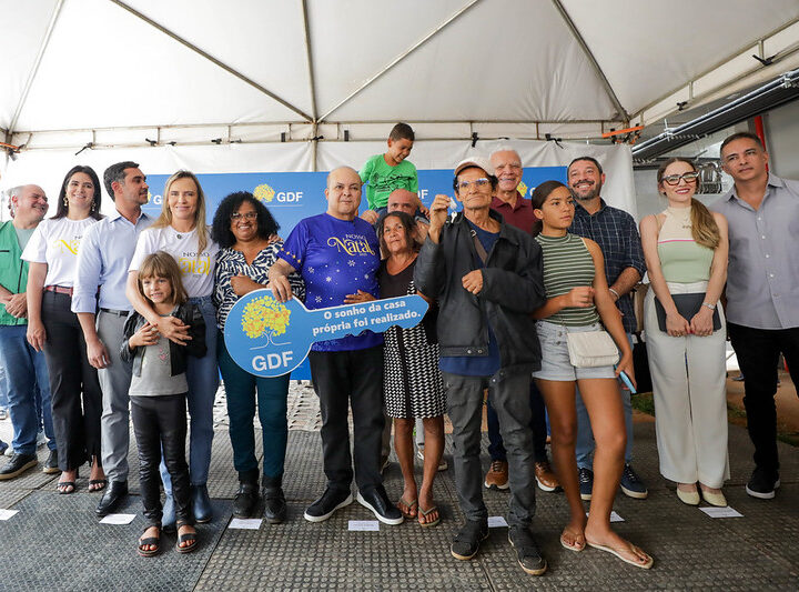 140 famílias celebram a conquista da casa própria