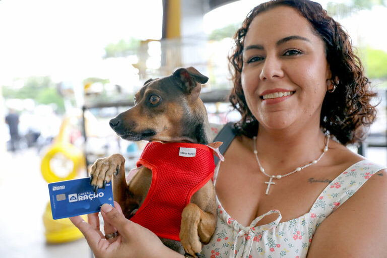 Déborah Stephanny dos Santos, protetora independente, foi uma das primeiras beneficiárias a utilizar o Cartão Ração: “Alívio no bolso”